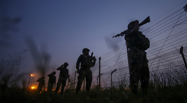 LoC पर पाकिस्तान ने की गोलीबारी शुरू, भारतीय सेना दे रही मुहतोड़ ज़वाब