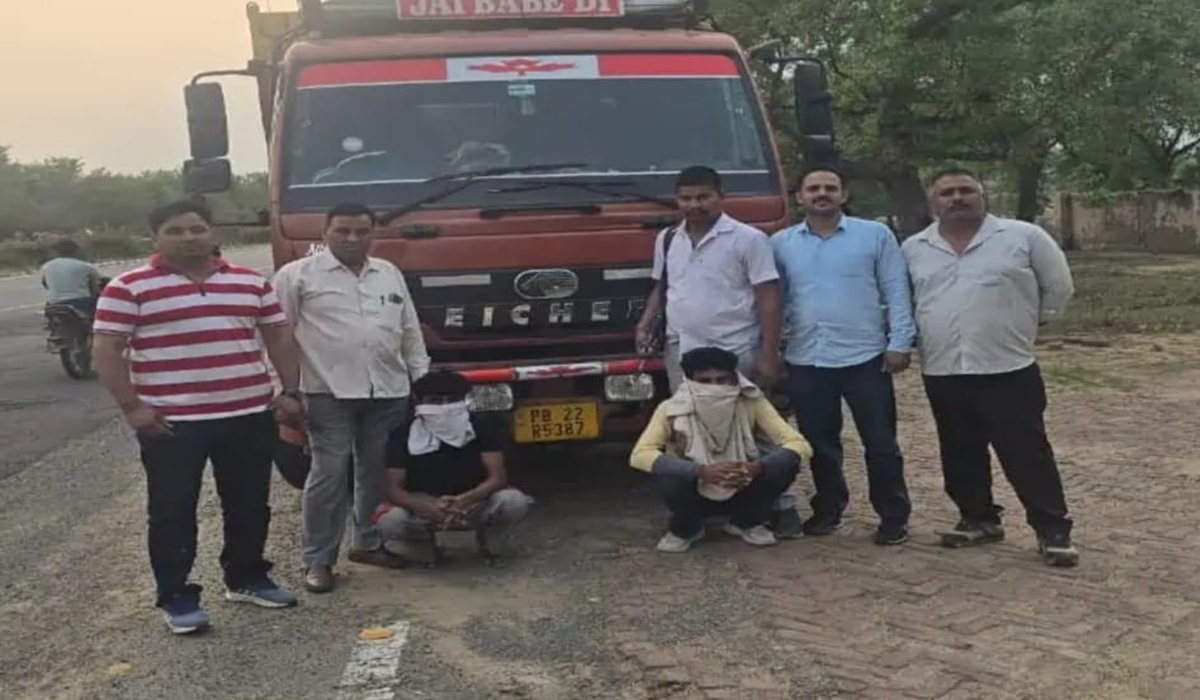 पुलिस ने 50 लाख से ज्यादा की शराब की जब्त, नाकाबंदी कर तस्कर किए गिरफ्तार, अंग्रेजी शराब की 308 पेटियां निकली