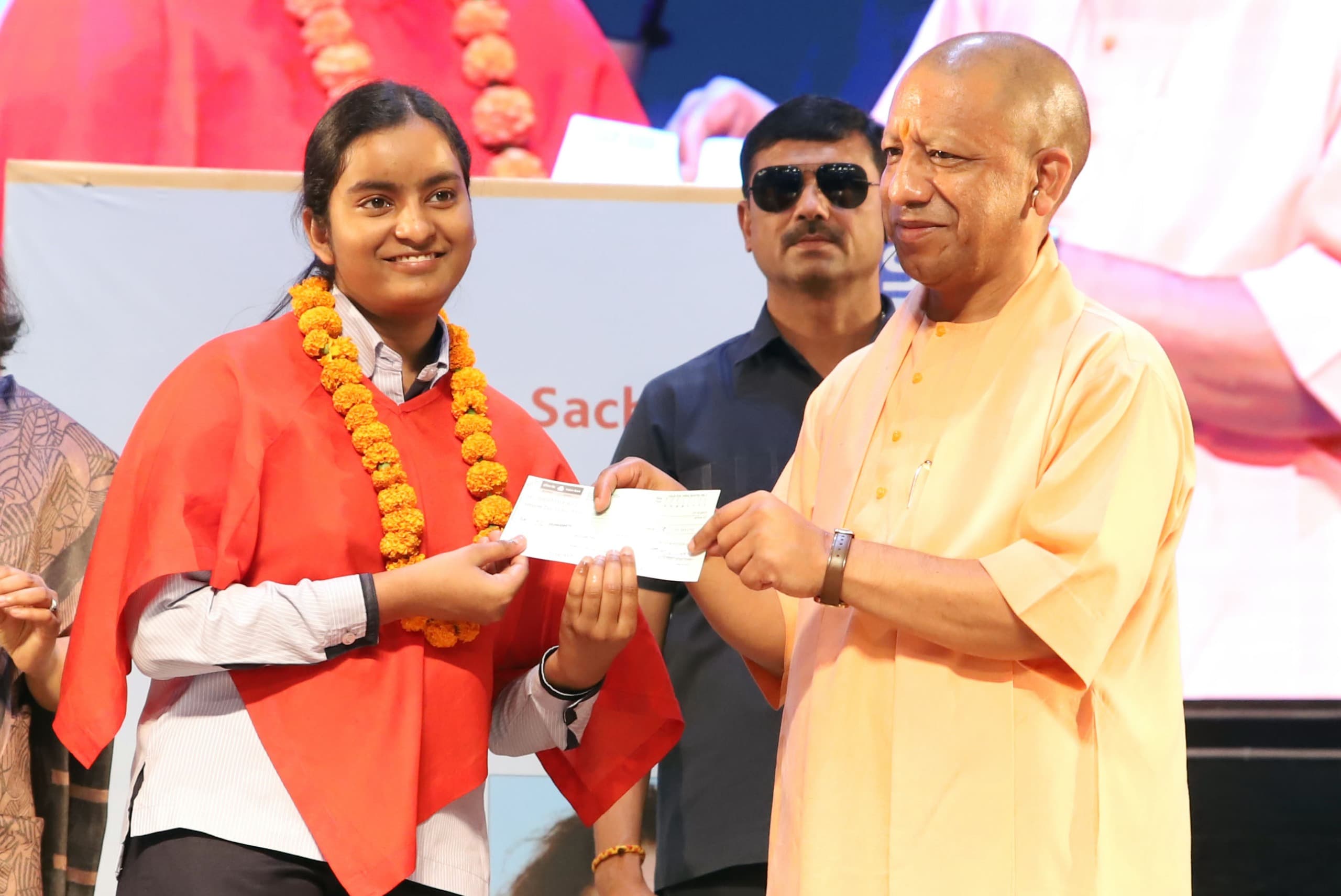 शिक्षा केवल अच्छे अंकों तक सीमित नहीं होनी चाहिये, इसे संस्कारों और राष्ट्र प्रथम की भावना से जोड़ना जरूरी: CM योगी