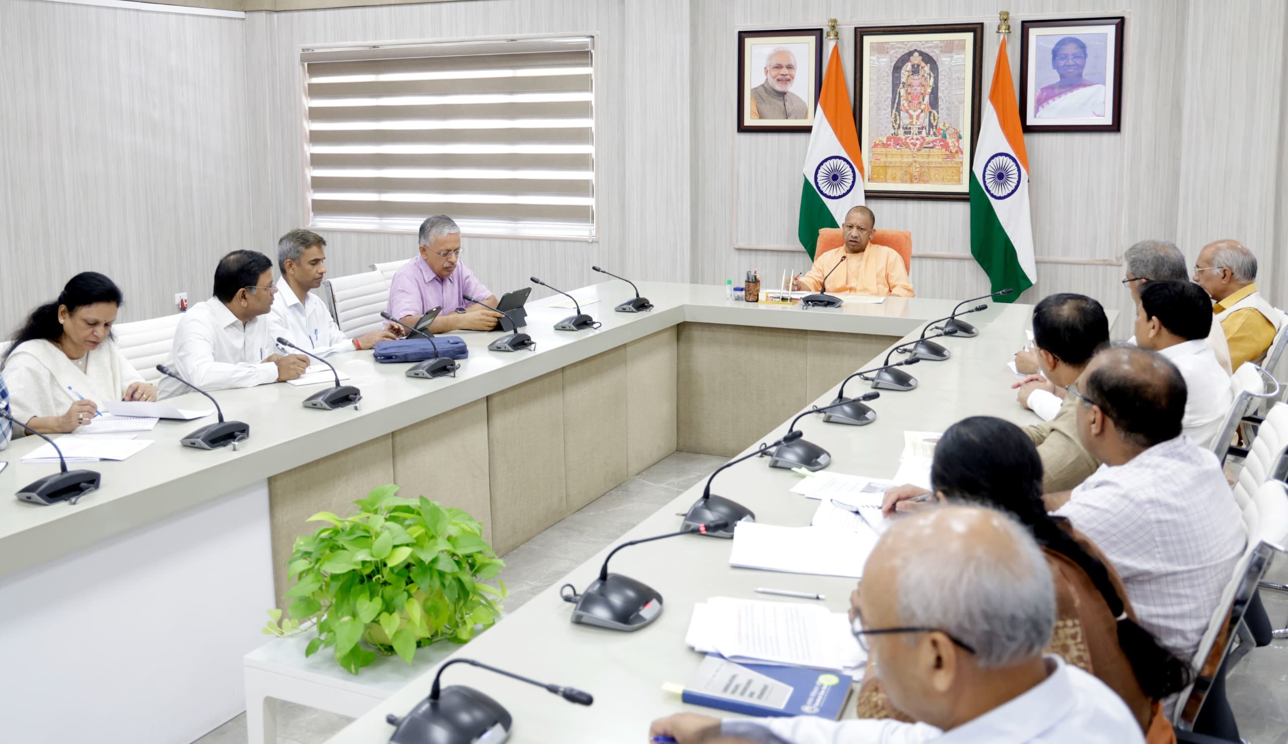 CM YOGI का निर्देश: प्राणी उद्यानों में बर्ड फ्लू से सुरक्षा के लिए उच्चतम सतर्कता बरती जाए