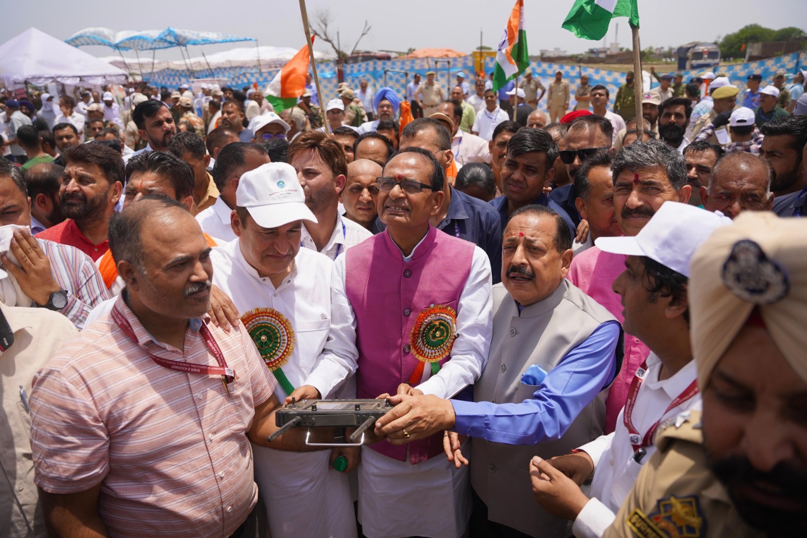 हमारे देशवासी व सरकार सीमा पर तैनात वीर जवानों के साथ पूरी तरह से खड़े हैं : केंद्रीय कृषि मंत्री Shivraj Singh