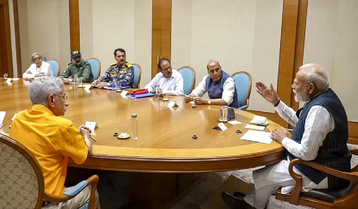 PM मोदी के नेतृत्व में हाईलेवल मीटिंग हुई खत्म, रक्षा मंत्री, तीनों सेना प्रमुख और CDS हुए शामिल