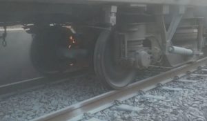 Delhi-Howrah Poorva Express  में लगी आग, मची अफरा-तफरी… टला बड़ा हादसा, Video