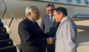 चीन पहुंचे PAK के डिप्टी PM इशाक डार, AirPort पर हुई जबरदस्त बेइज्जती… पाकिस्तानियों ने किया ट्रोल