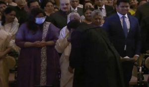 New CJI BR Gavai : देश के 52वें CJI बने जस्टिस बी आर गवई, शपथ लेने के बाद छूए मां के पैर… देखें Video