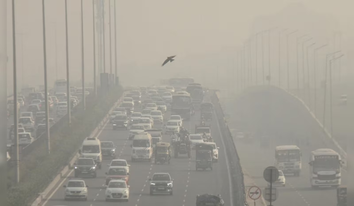 दिल्ली में फिर जहरीली हुई हवा, 301 के पार पहुंचा AQI… आप और भाजपा आमने-सामने