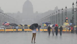 दिल्ली-NCR में हुई झमाझम बारिश, लोगों को गर्मी से मिली राहत