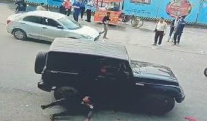 हॉर्न बजाने से किया मना, तो चालक ने सिक्योरिटी गार्ड पर चढ़ा दी थार… 10 से ज्यादा जगहों पर टूटी हड्डी