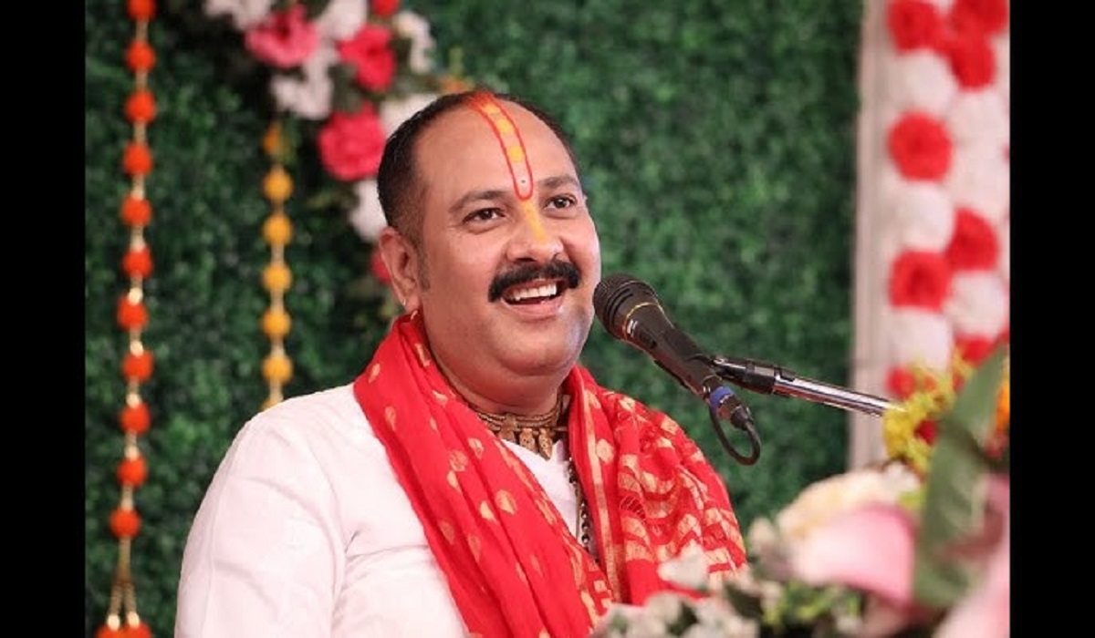 Pradeep Mishra : लड़कियों की नाभी ढकी रहेगी तो सुरक्षा बनी रहेगी… कथावाचक प्रदीप मिश्रा की टिप्पणी से मचा बवाल