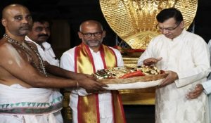 इस IPL टीम के मालिक ने तिरुपति बालाजी मंदिर में चढ़ाया करोड़ों का सोना, कीमत जान हो जाएंगे हैरान