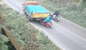 Video : चलते-चलते अचानक ट्रक का ब्रेक फेल, बाल-बाल बची स्कूटी सवार महिला… वीडियो देख कांप उठेगी रूह