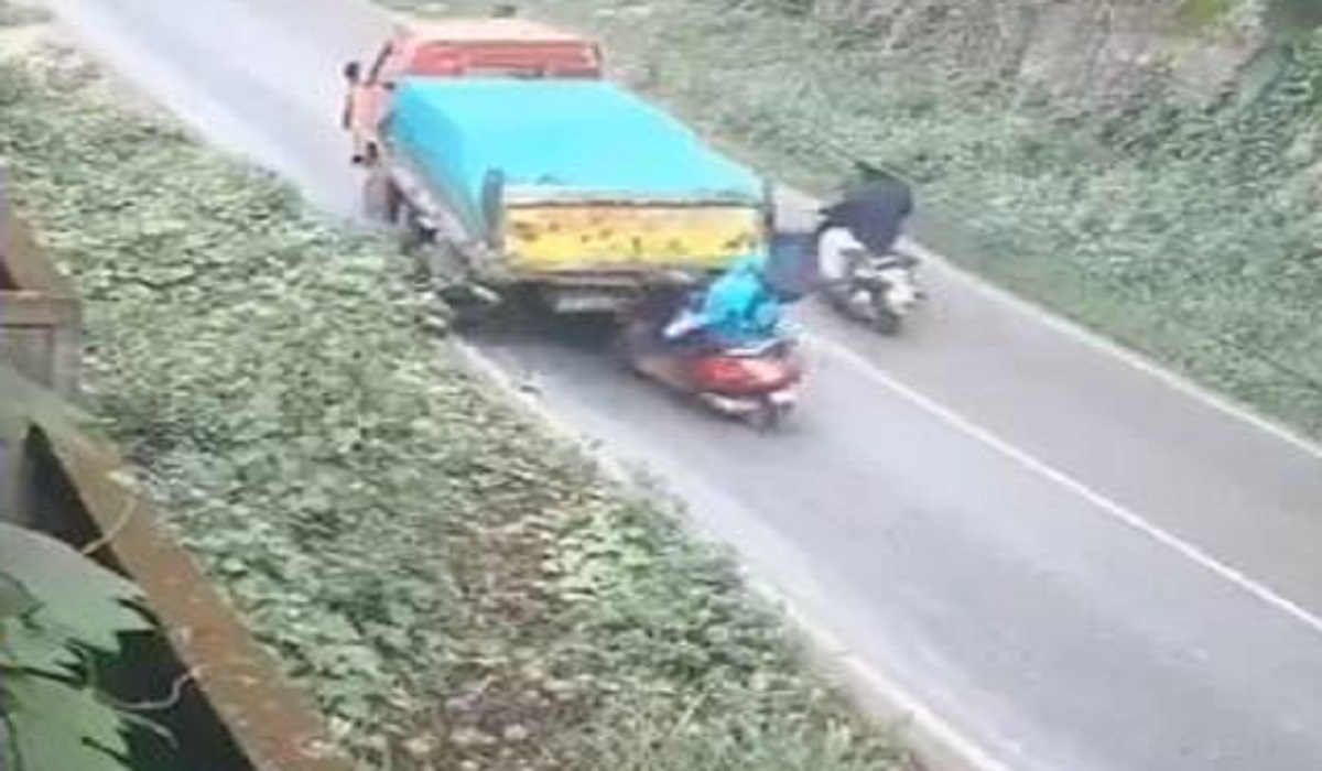 Video : चलते-चलते अचानक ट्रक का ब्रेक फेल, बाल-बाल बची स्कूटी सवार महिला… वीडियो देख कांप उठेगी रूह