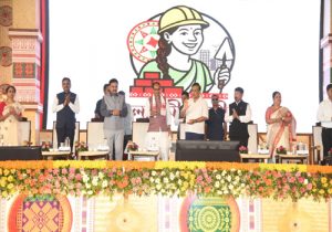 केंद्रीय मंत्री शिवराज सिंह चौहान ने गुवाहाटी में 55,000 PMAY-G घरों के वर्चुअल गृहप्रवेश समारोह में लिया भाग