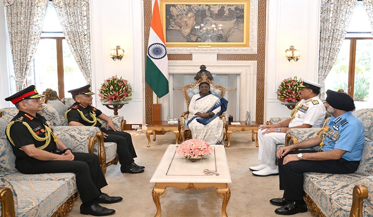 राष्ट्रपति से मिले सेनाध्यक्ष, ऑपरेशन सिंदूर की दी जानकारी; द्रौपदी मुर्मू ने सेना की वीरता को सराहा