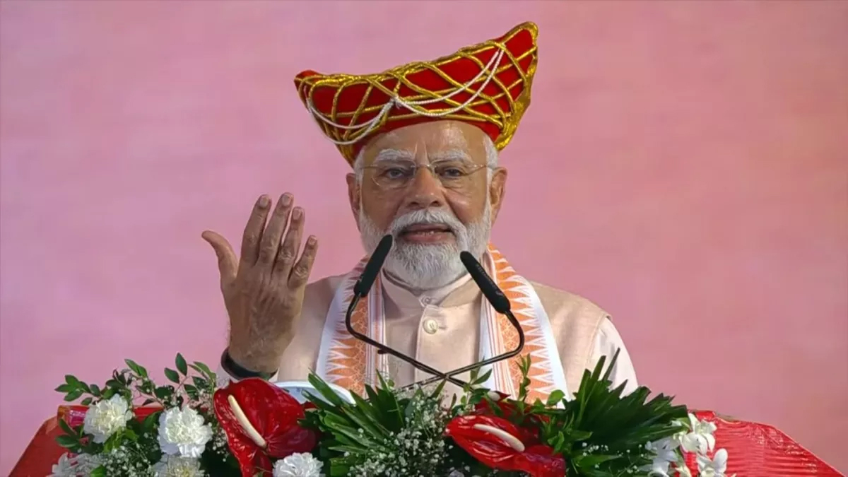 भोपाल में PM मोदी ने कई बड़ी योजनाओं को दिखाई हरी झंडी, डाक टिकट भी किया जारी