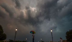 आंधी और बारिश से जनजीवन प्रभावित, बिजली गिरने से 2 की मौत