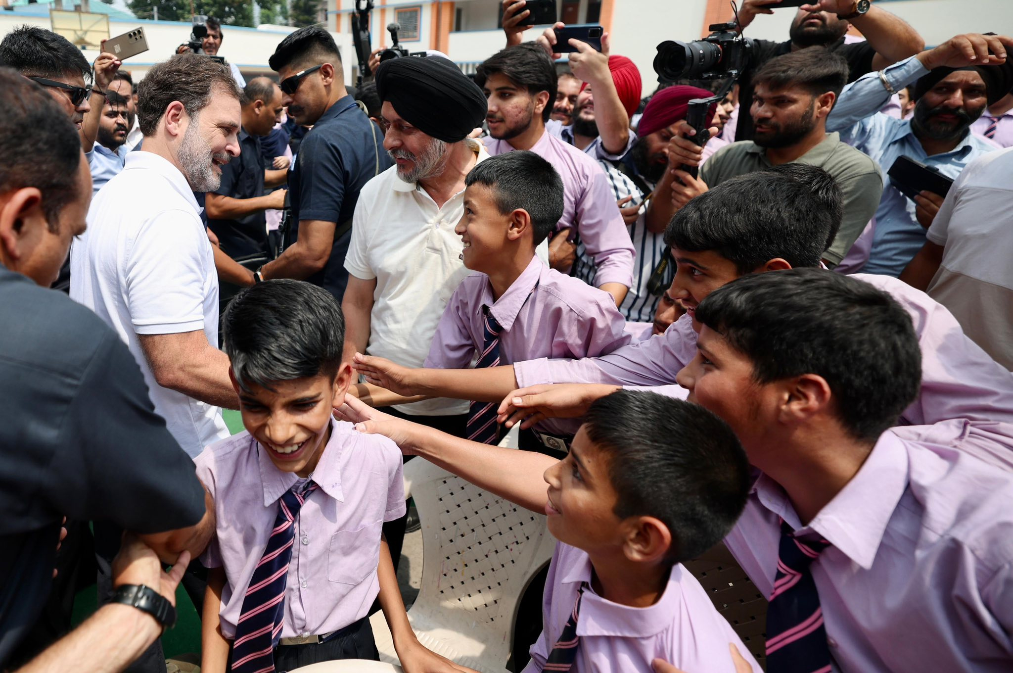 चिंता मत करो, सब कुछ सामान्य हो जाएगा : राहुल ने पुंछ में स्कूली बच्चों को दी सांत्वना