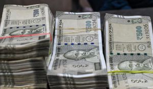 बैंक खाते में अचानक दिखे खरबों रुपये, शख्स के उड़े गए होश… पत्नी देखने लगी लग्जरी जीवन के सपने फिर….