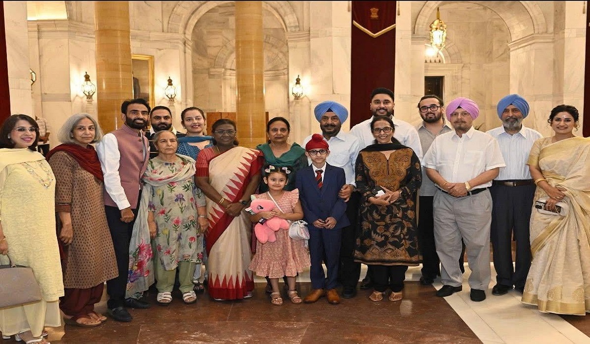 पूर्व राष्ट्रपति ज्ञानी जैल सिंह को दी गई श्रद्धांजलि… Joint Commissioner Rupinder Singh ने परिवार सहित राष्ट्रपति द्रौपदी मुर्मू से की मुलाकात