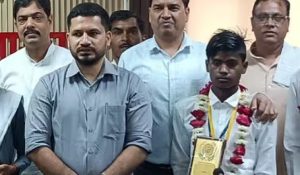 77 साल बाद इस गांव में किसी छात्र ने पास की 10 वीं की परीक्षा… DM ने पूरे परिवार को किया सम्मानित
