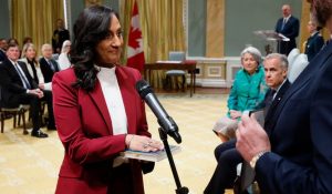 Canada की नई विदेश मंत्री बनीं भारतीय मूल की अनीता आनंद, गीता पर हाथ रखकर ली शपथ…