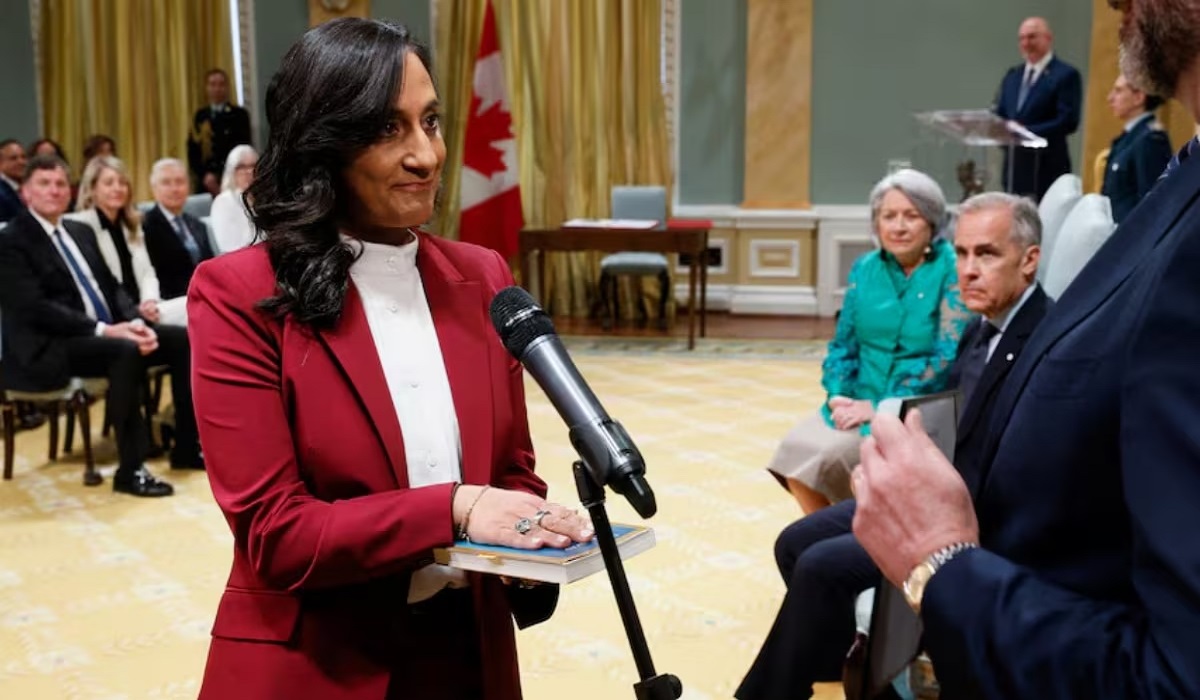Canada की नई विदेश मंत्री बनीं भारतीय मूल की अनीता आनंद, गीता पर हाथ रखकर ली शपथ…