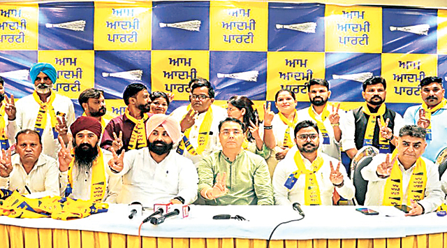 लुधियाना पश्चिम में ‘आप’ हुई मजबूत, कांग्रेस और अकाली दल के सैकड़ों लोग आम आदमी पार्टी में हुए शामिल