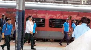 अमृतसर रेलवे स्टेशन पर हुआ गुंडागर्दी का खुला तांडव, छत्तीसगढ़ एक्सप्रैस पैंटरी कार और भोजनालय के वैंडरों के बीच जमकर हुई मारपीट