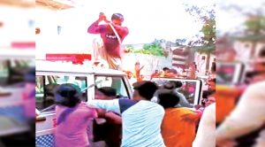 बरनाला में पुलिस के सामने निहंग सिंह की पिटाई; तलवार, लाठी और डंडों से किया हमला