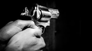 हेरोइन लेकर जा रहे तस्करों और पुलिस की मुठभेड़, गोली लगने से राहगीर की मौत
