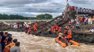 पुणे पुल हादसे पर CRPF के DIG ने कहा; 40 से अधिक लोगों को बचाया और अस्पताल भेजा, NDRF की टीमों बचाव अभियान में लगी