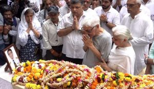 बुजुर्ग पिता के फूट पड़े आंसू, आंखों में बेबसी और दर्द… बेटे को विदाई देते कैप्टन सभरवाल के पिता का Video रुला रहा 