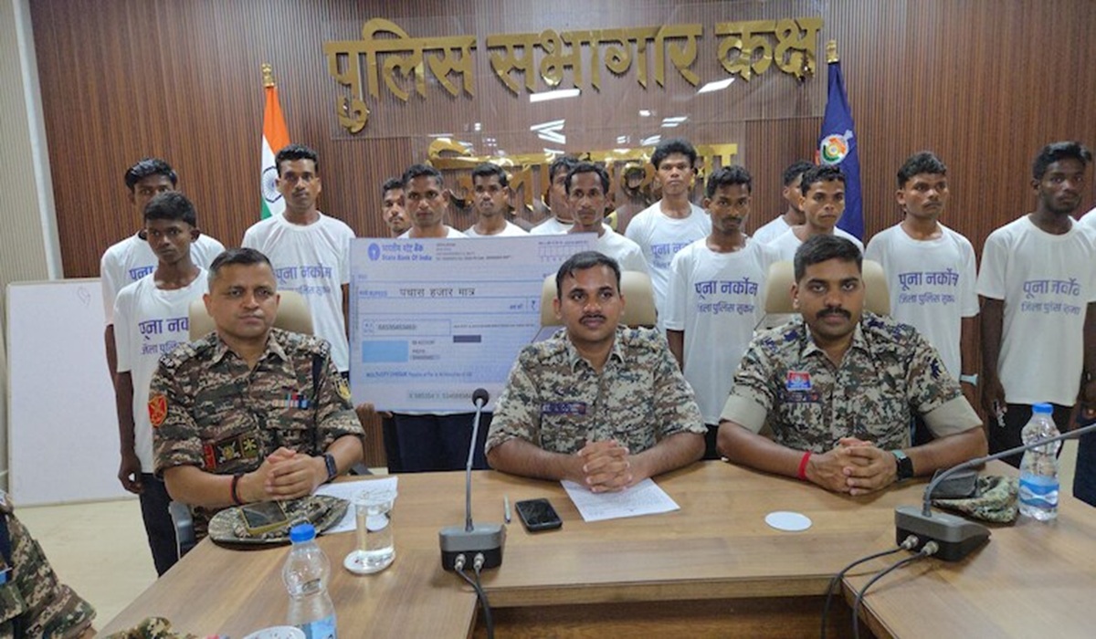 छत्तीसगढ़: सुरक्षाबलों को मिली बड़ी सफलता, 16 इनामी नक्सलियों ने एक साथ किया सरेंडर