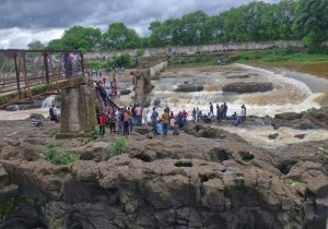 महाराष्ट्र: पुणे में नदी पर बना पुल गिरने से दो लोगों की मौत, 18 घायल
