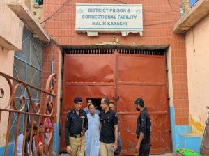 पाकिस्तान: कराची की मलीर जेल से 200 से अधिक कैदी भागे; 111 फरार कैदियों की तलाश जारी