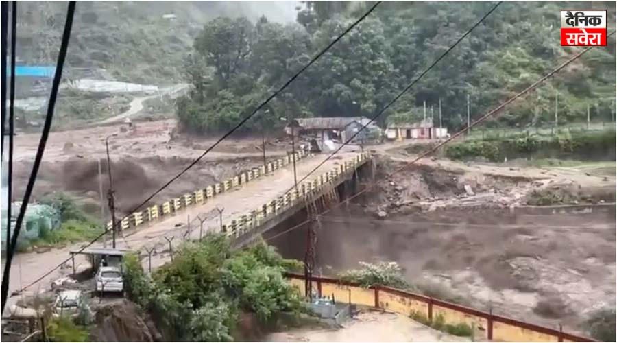 Himachal Pradesh: कुल्लू की सैंज घाटी में फटा बादल… सैलाब में बहते दिखे पेड़, प्रशासन ने जारी किया अलर्ट, देखें VIDEO