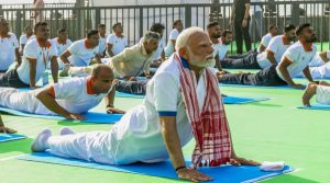 International Yoga Day : पीएम मोदी से लेकर पूरे देश ने किया योग, देखें तस्वीरें