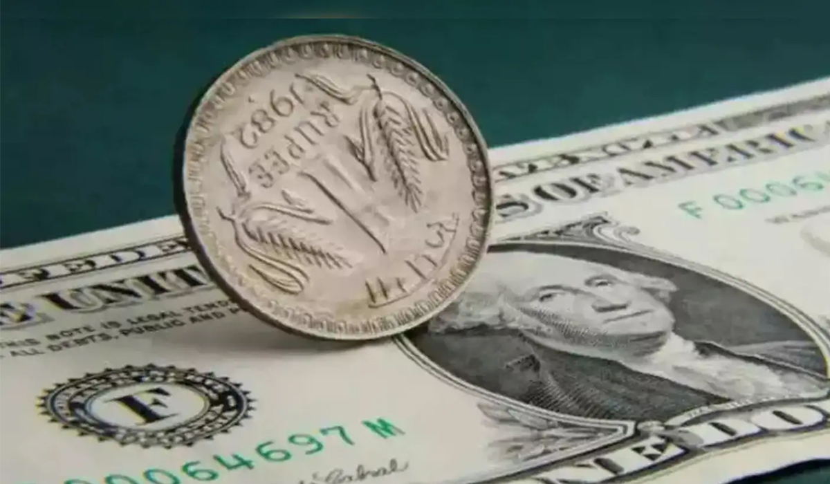Rupee Falls in Early Trade