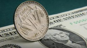 Rupee vs Dollar: डॉलर के मुकाबले रुपया कमजोर, शुरुआती कारोबार में 14 पैसे की गिरावट