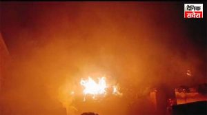 UP accident : बिजली के खंभे से टकराई बाइक… लगी भीषण आग, 2 युवकों की जलकर मौत