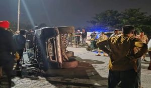 हरियाणा में सड़क हादसे में स्कॉर्पियो गाड़ी के अनियंत्रित होने से दुर्घटना, बेकाबू हो पलटी, तीन दोस्त घायल