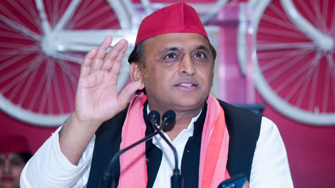 ओम प्रकाश राजभर के सपा में विभाजन के दावे पर मचा सियासी घमासान, अखिलेश यादव ने किया पलटवार