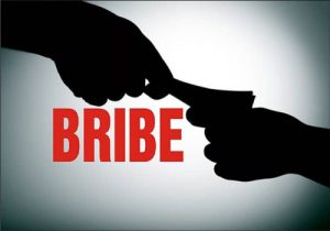 IAS अधिकारी 10 लाख रुपये की रिश्वत लेते रंगे हाथों गिरफ्तार