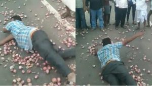प्याज के गिरते दामों से टूटा किसान, सड़क पर फेंकी फसल और खुद लोटकर जताया विरोध