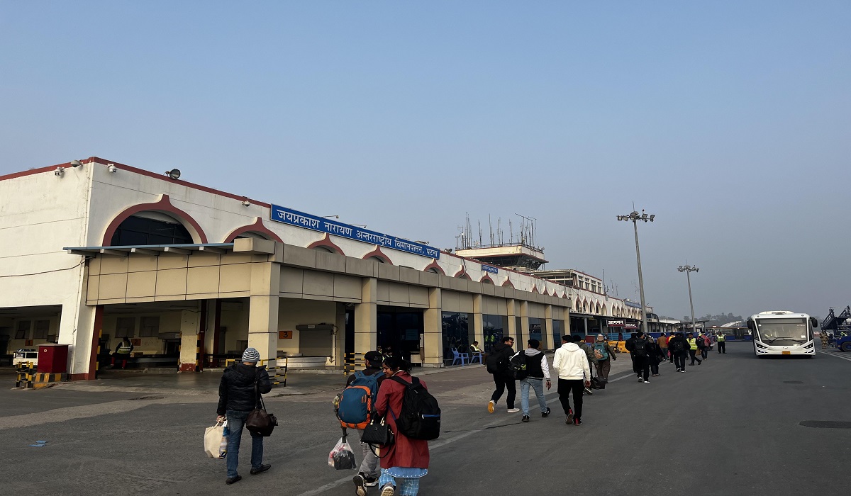 Patna Airport पर फ्लाइट से उतरते ही हंगामा करने लगे 180 यात्री… ये बड़ी वजह आई सामने