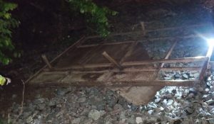 लोहे की होर्डिंग से टकराई Humsafar Express, ड्राइवर की सूझबूझ से टला बड़ा रेल हादसा
