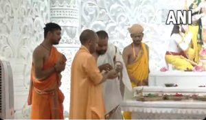 Ram Mandir Pran Pratishtha : अयोध्या में राम दरबार की प्राण प्रतिष्ठा पूरी, CM योगी ने दिखाई आरती, देखें Video