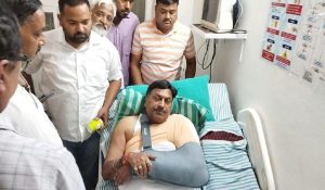 अनियंत्रित होकर डिवाइडर से टकराई कार, Air Bag खुलने से बाल-बाल बचे BJP विधायक फतेह बहादुर
