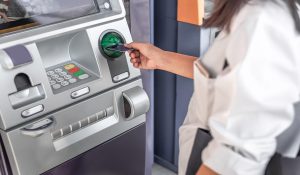 ATM में बढ़ने लगे 100 और 200 रुपये के नोट, बंद हो सकते है 500 रुपये के नोट!… जानिए क्या RBI का प्लान