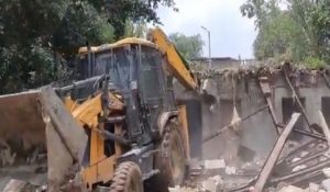 नोएडा प्राधिकरण ने 6 करोड़ की अवैध प्लॉटिंग पर चलाया बुलडोजर, लोगों से की अपील, कहा – भूमाफियाओं के झांसे में न आएं